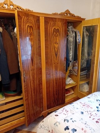 Armario de madera con detalles decorativos
