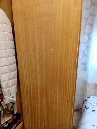 Armario de madera con detalles decorativos
