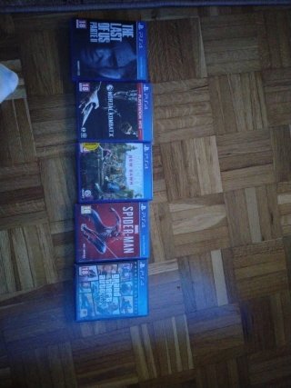 PS4 Slim Nera + 2 Controller + 5 Giochi