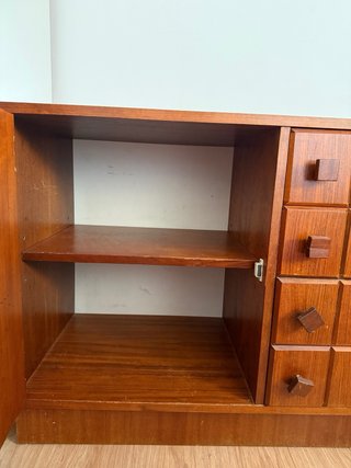 Mueble rústico de madera marrón