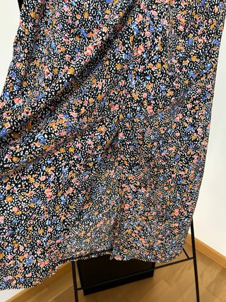 Falda Kiabi floral negra