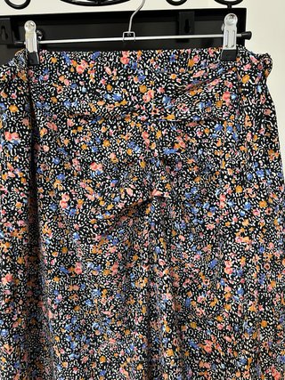 Falda Kiabi floral negra