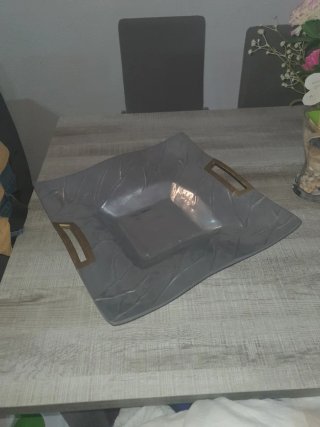 Centro de mesa cuadrado gris con asas