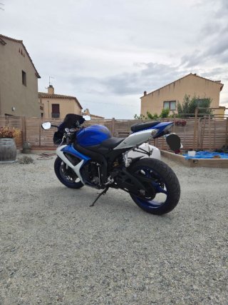 Suzuki GSXR 600 Azul y Blanca