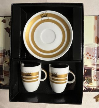 Juego 2 tazas de porcelana negras y doradas