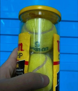 Dos botes de pelotas de tenis
