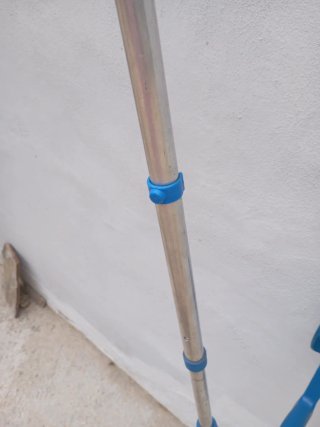 Muletas azules para personas bajas
