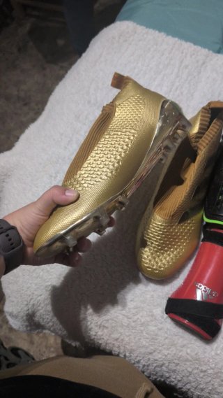 Pack Equipación Fútbol: Botas, Espinilleras, Mochi