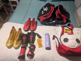 Pack Equipación Fútbol: Botas, Espinilleras, Mochi