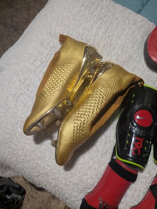 Pack Equipación Fútbol: Botas, Espinilleras, Mochi