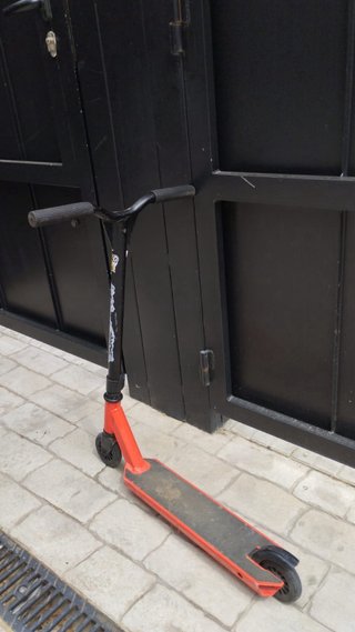 Patinete naranja y negro hasta 80cm hasta 10 años