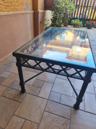 Mesa de forja negra con cristal