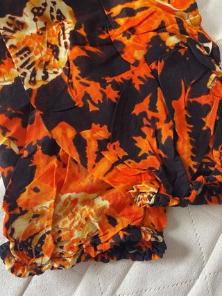 Pantalones estampados naranja y negro