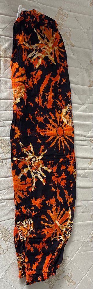 Pantalones estampados naranja y negro