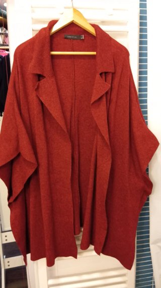 Cortefiel Poncho Rojo TEJA Es grande, muy caliente