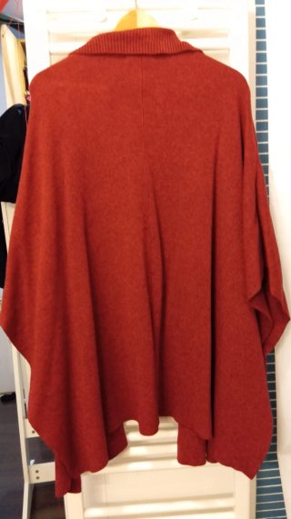 Cortefiel Poncho Rojo TEJA Es grande, muy caliente