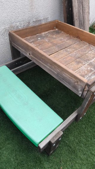 Mesa de arena infantil exterior