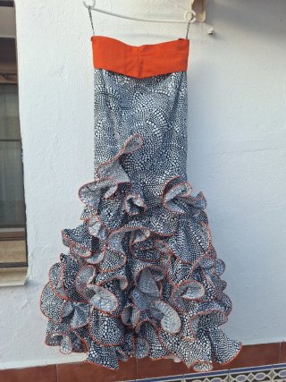 Falda flamenca volantes talla 36, y 2 camisas