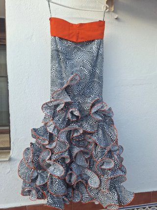 Falda flamenca volantes talla 36, y 2 camisas