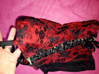Corsé de encaje rojo y negro talla L