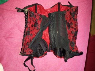 Corsé de encaje rojo y negro talla L