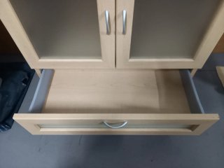 Mueble de baño con lavabo y grifo