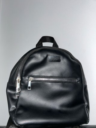 Mochila pequeña de cuero negra