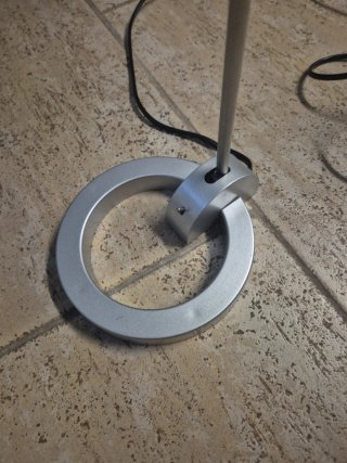 Lámpara de mesa plateada