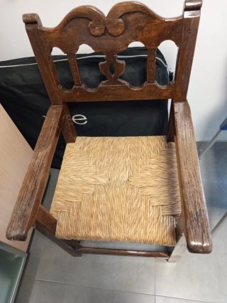 Silla antigua de madera y esparto