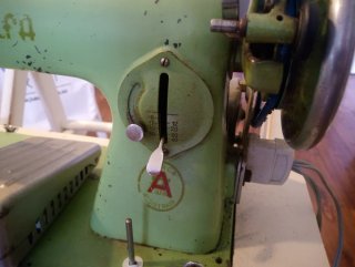 Máquina de coser antigua ALFA