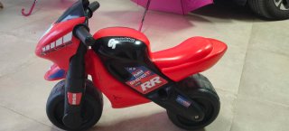 Moto de juguete infantil roja