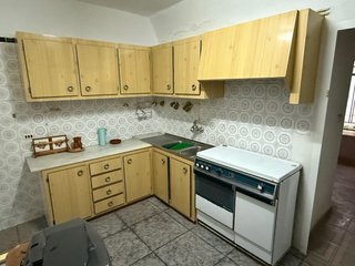 Cocina completa de madera y mármol