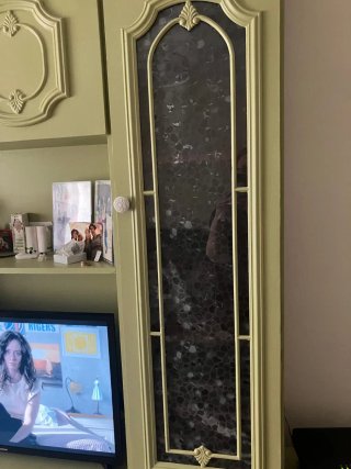 Mueble de salón verde con puertas de cristal