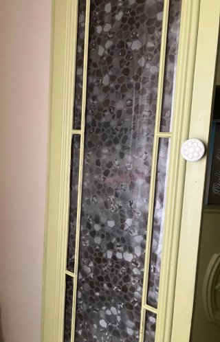 Mueble de salón verde con puertas de cristal