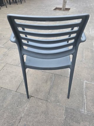 Silla de plástico gris moderna