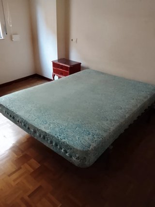 Cama con somier de láminas y colchón
