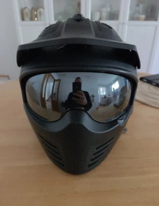 Casco de moto negro con visera