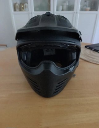 Casco de moto negro con visera