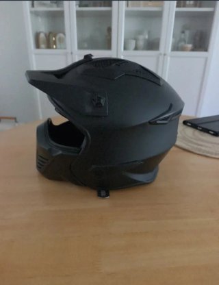 Casco de moto negro con visera