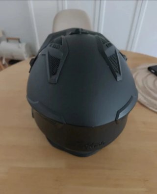 Casco de moto negro con visera