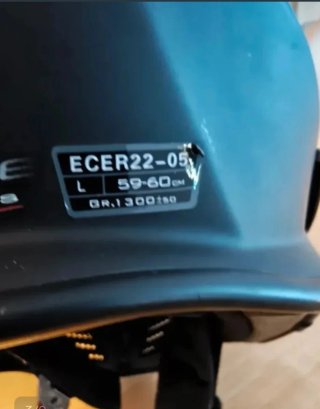 Casco de moto negro con visera