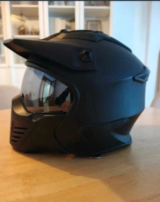 Casco de moto negro con visera