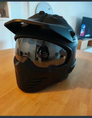 Casco de moto negro con visera