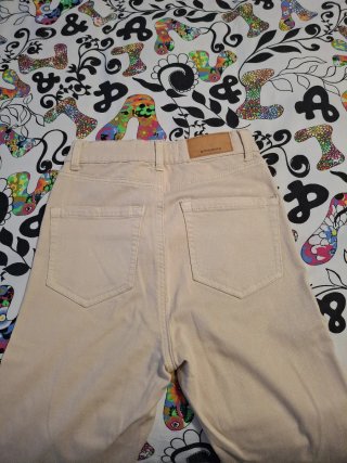 Pantalones vaqueros beige bajos con flecos