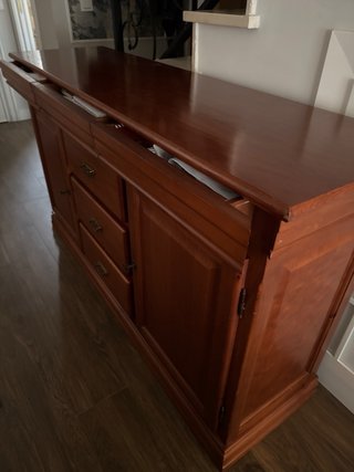 Mueble aparador de madera castaño