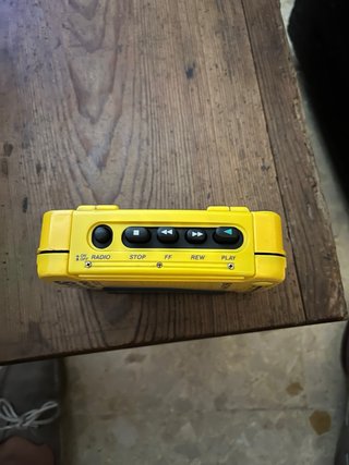 Walkman Sony Amarillo con Auriculares