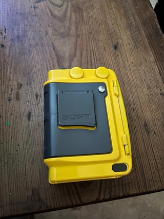 Walkman Sony Amarillo con Auriculares