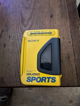 Walkman Sony Amarillo con Auriculares