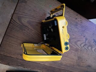 Walkman Sony Amarillo con Auriculares