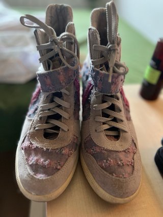 Zapatos de mujer grises y rosas